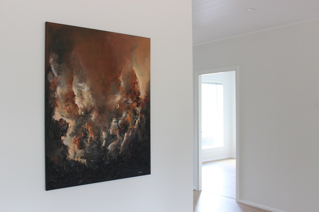 Lähikuva ruskeasta teoksesta kodin seinällä.